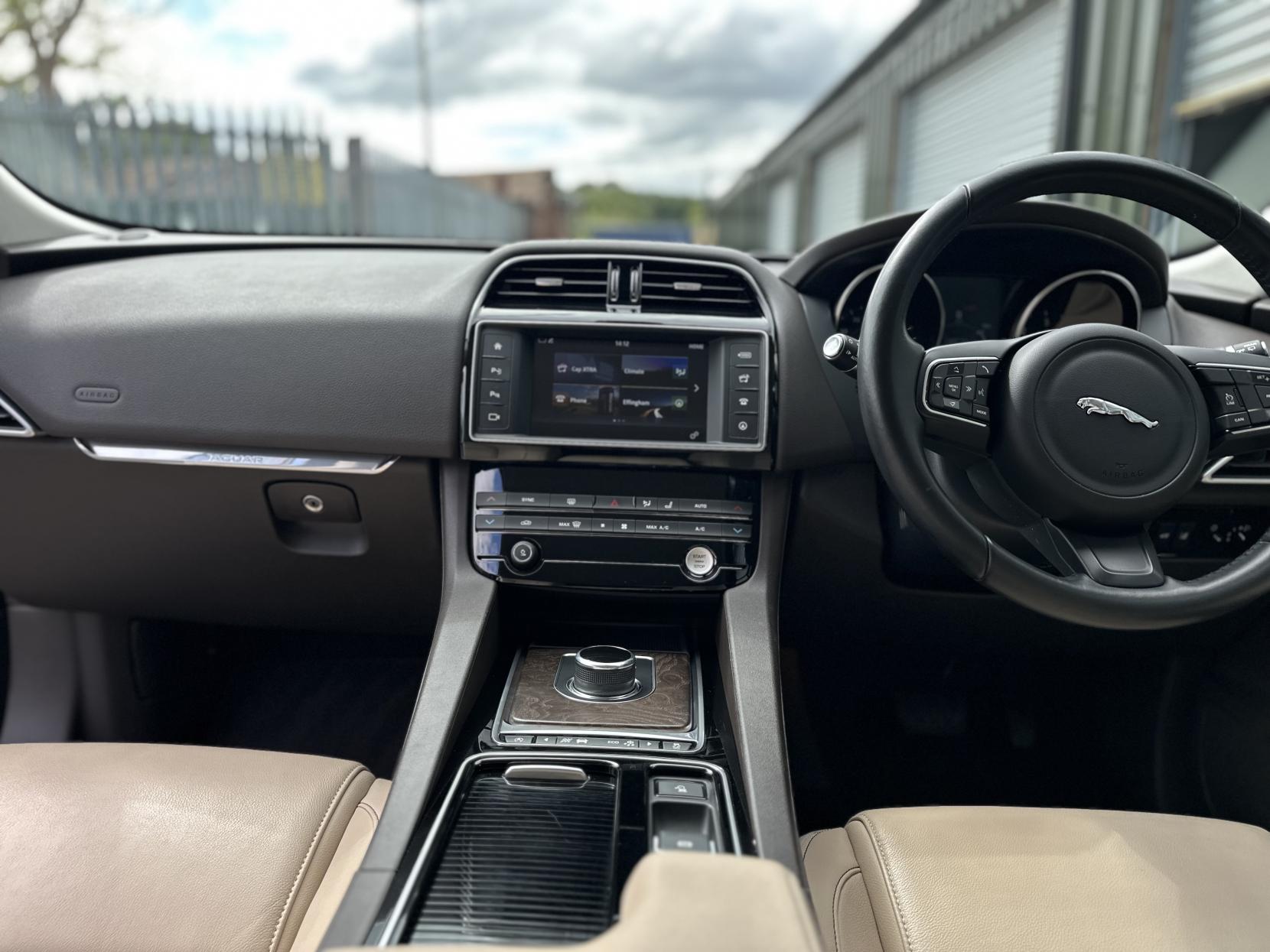 Jaguar F-PACE 2.0 D180 Prestige SUV 5dr Diesel Auto AWD Euro 6 (s/s) (180 ps)