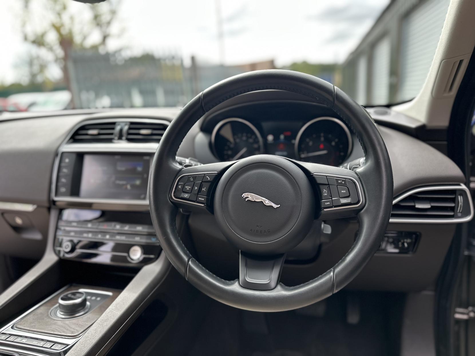 Jaguar F-PACE 2.0 D180 Prestige SUV 5dr Diesel Auto AWD Euro 6 (s/s) (180 ps)