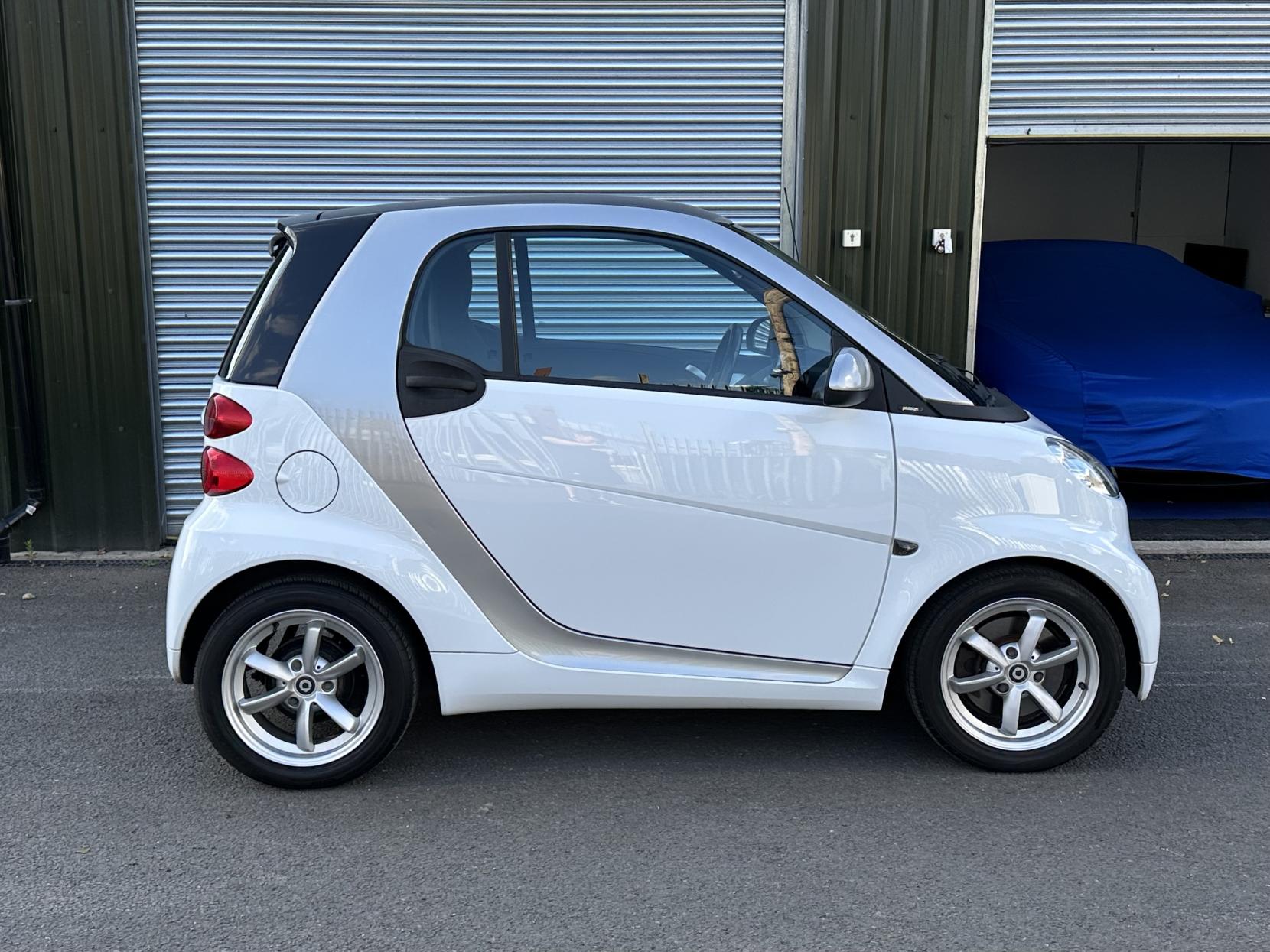 Smart fortwo 1.0 MHD Passion Coupe 2dr Petrol SoftTouch Euro 5 (s/s) (71 bhp)