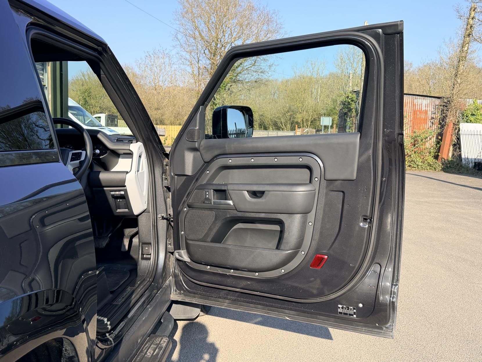 Land Rover Defender 90 3.0 D250 MHEV X-Dynamic HSE SUV 3dr Diesel Auto 4WD Euro 6 (s/s) (250 ps)