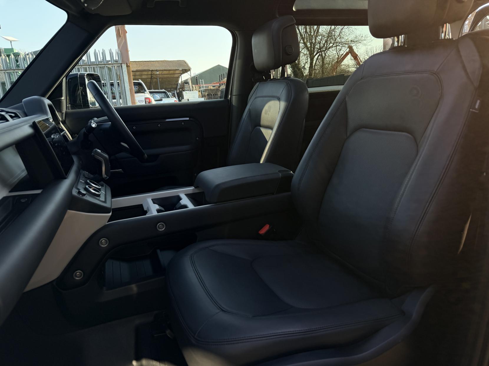 Land Rover Defender 90 3.0 D250 MHEV X-Dynamic HSE SUV 3dr Diesel Auto 4WD Euro 6 (s/s) (250 ps)