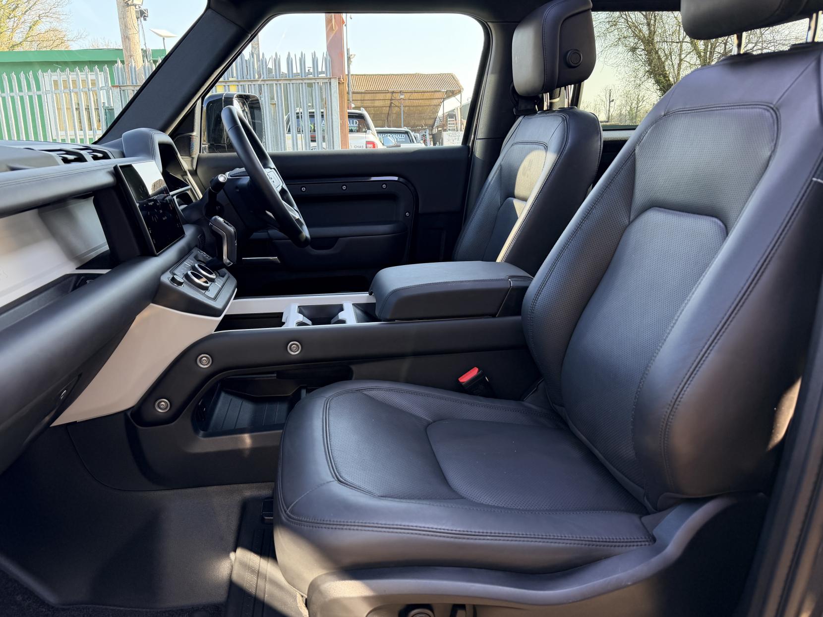 Land Rover Defender 90 3.0 D250 MHEV X-Dynamic HSE SUV 3dr Diesel Auto 4WD Euro 6 (s/s) (250 ps)