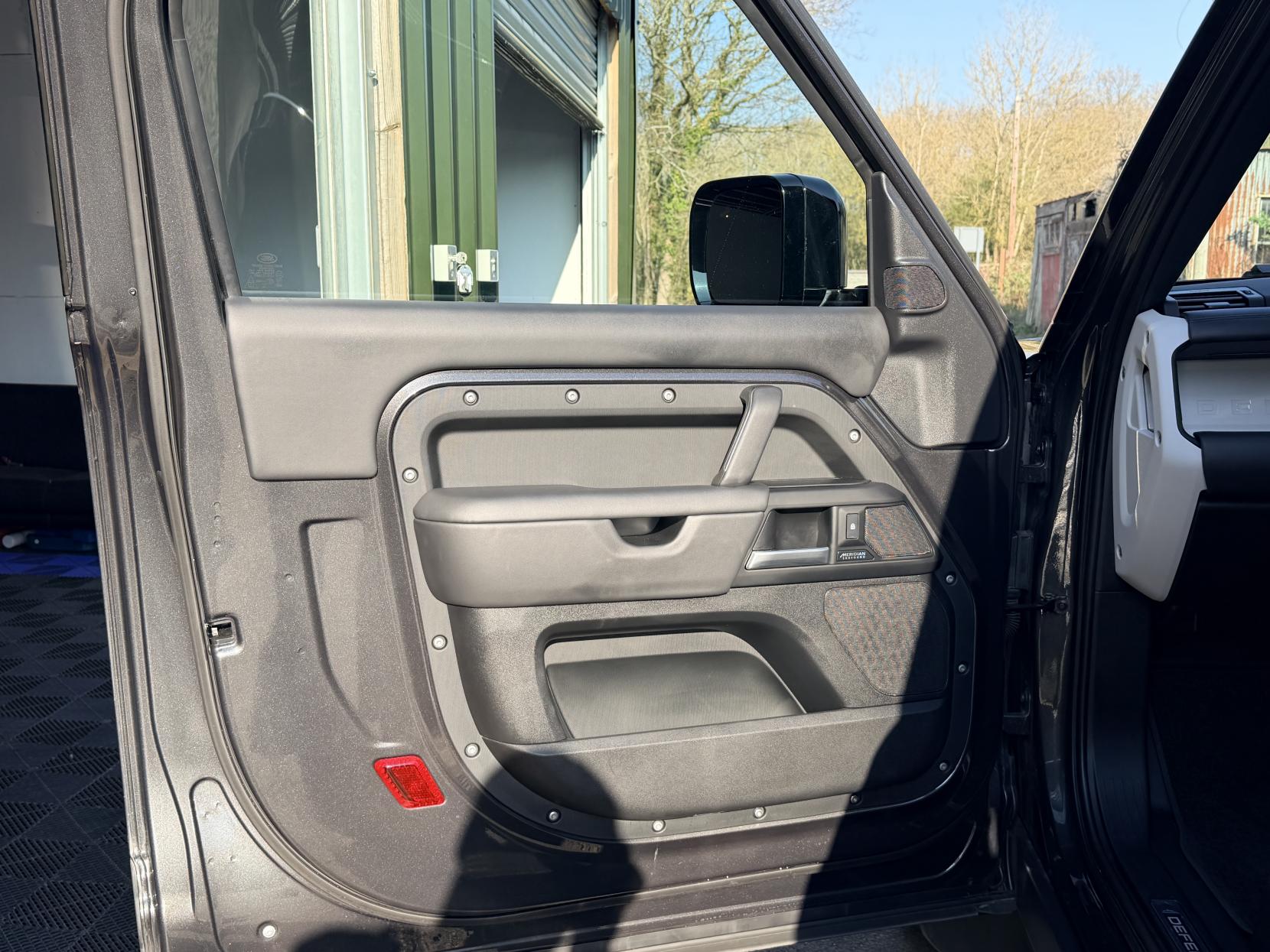 Land Rover Defender 90 3.0 D250 MHEV X-Dynamic HSE SUV 3dr Diesel Auto 4WD Euro 6 (s/s) (250 ps)