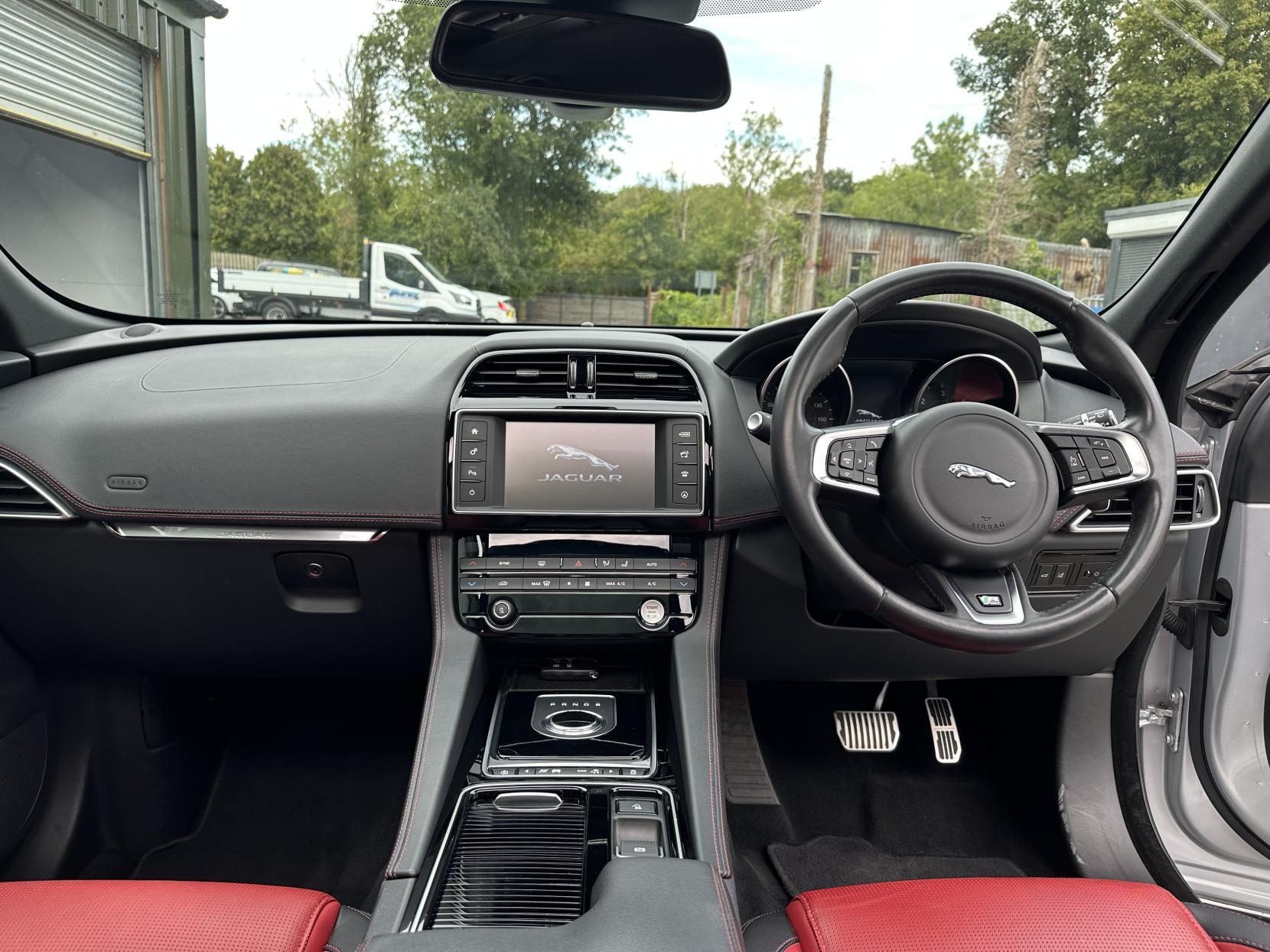 Jaguar F-PACE 2.0 D180 R-Sport SUV 5dr Diesel Auto AWD Euro 6 (s/s) (180 ps)