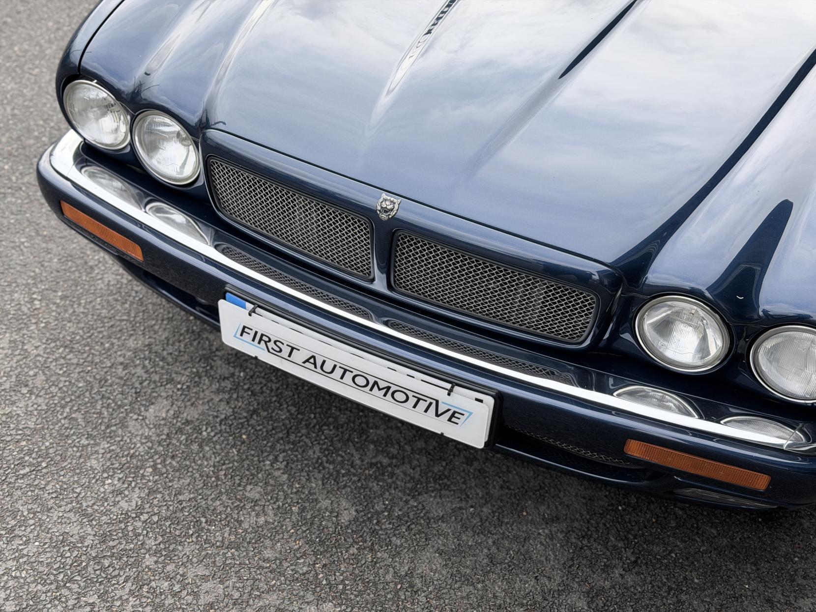 Jaguar XJR 4.0 Saloon 4dr Petrol Manual (322 bhp)