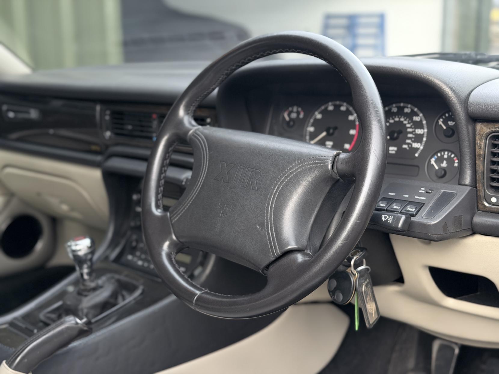 Jaguar XJR 4.0 Saloon 4dr Petrol Manual (322 bhp)