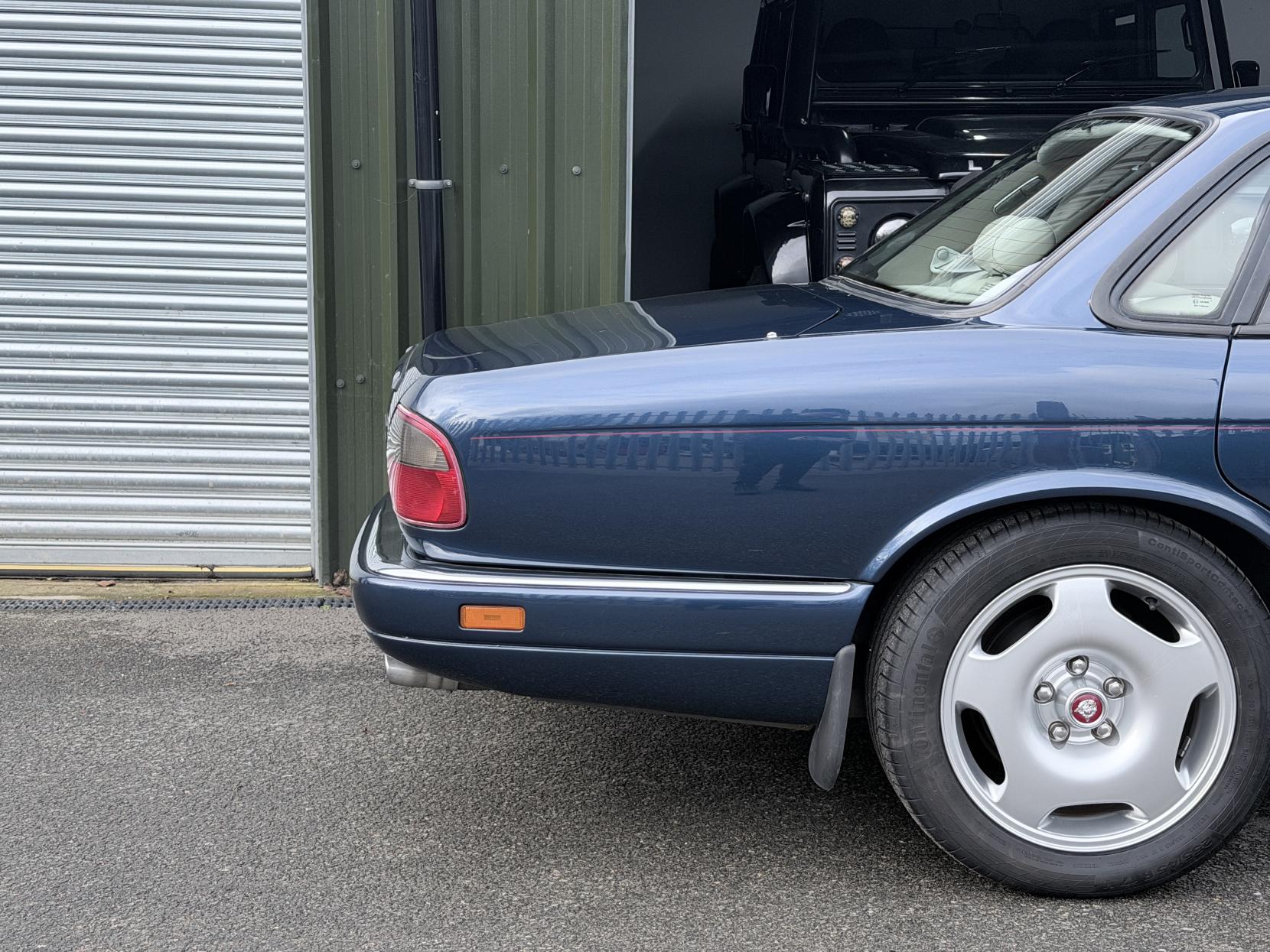 Jaguar XJR 4.0 Saloon 4dr Petrol Manual (322 bhp)