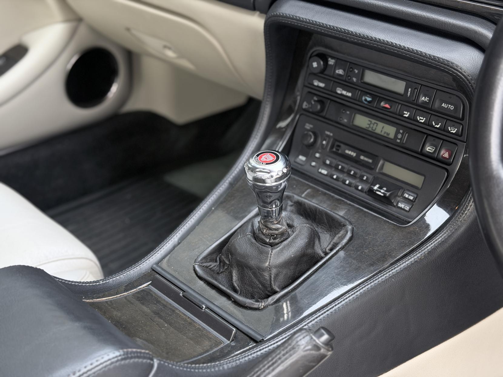 Jaguar XJR 4.0 Saloon 4dr Petrol Manual (322 bhp)