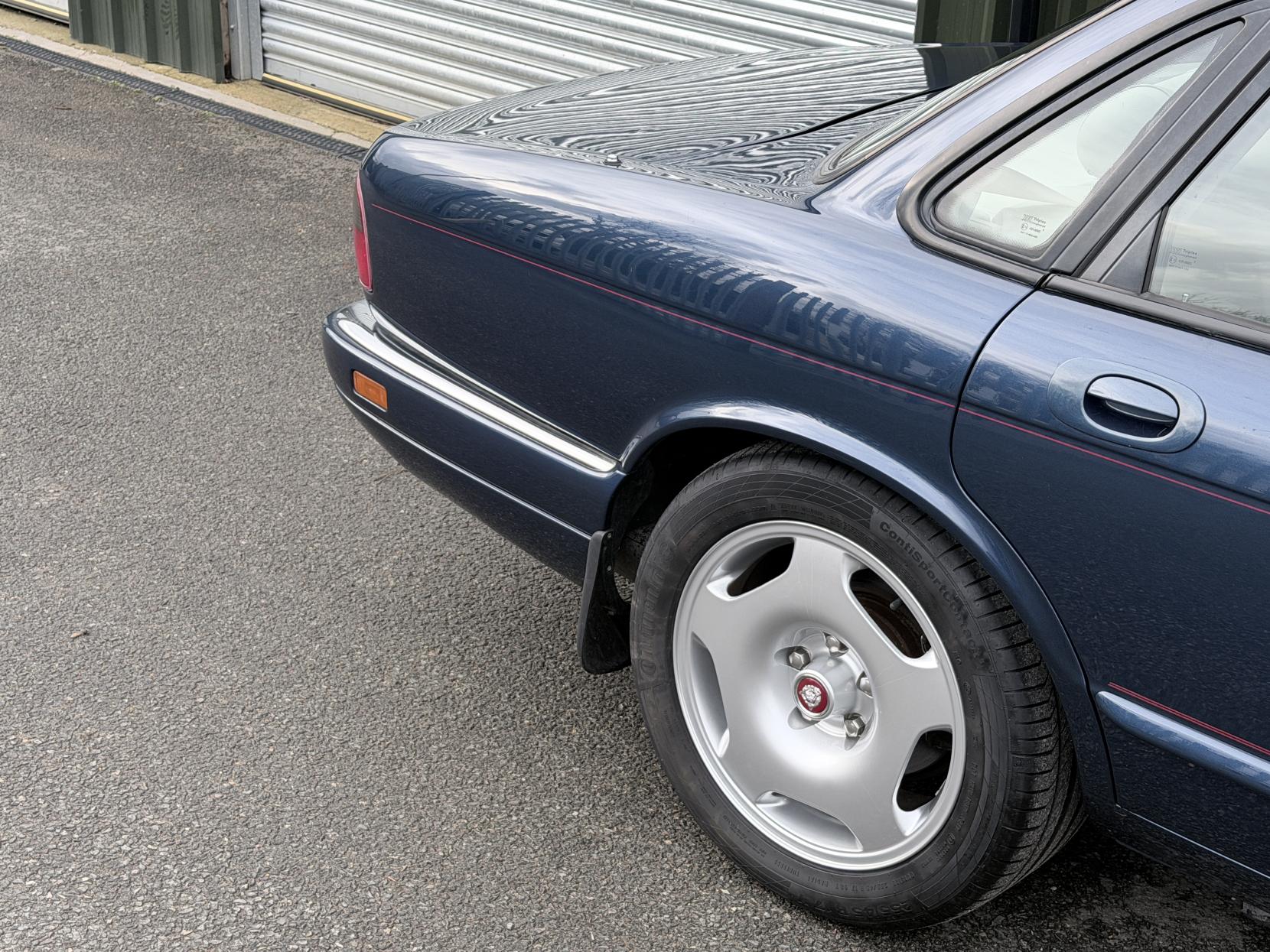 Jaguar XJR 4.0 Saloon 4dr Petrol Manual (322 bhp)