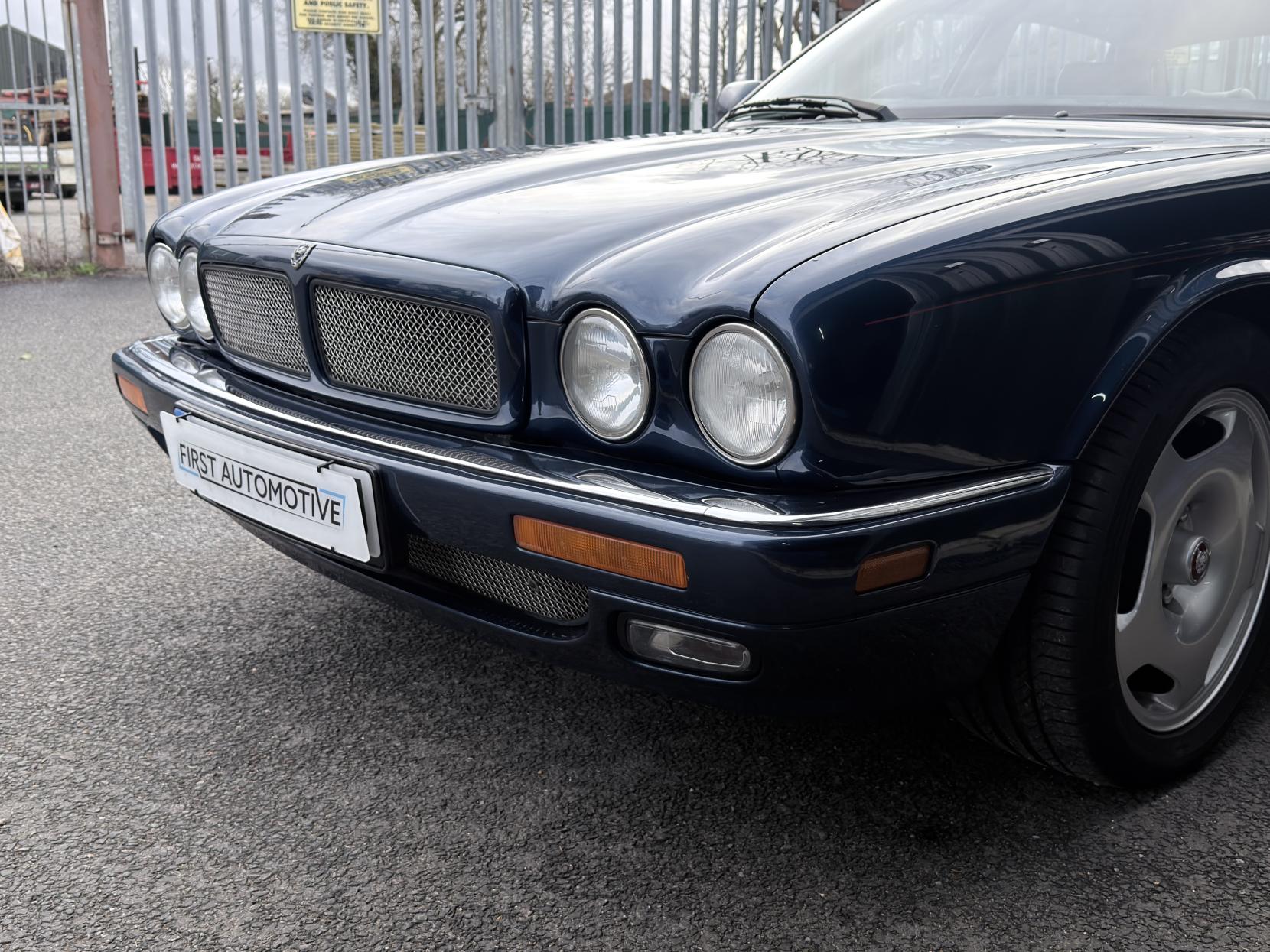 Jaguar XJR 4.0 Saloon 4dr Petrol Manual (322 bhp)