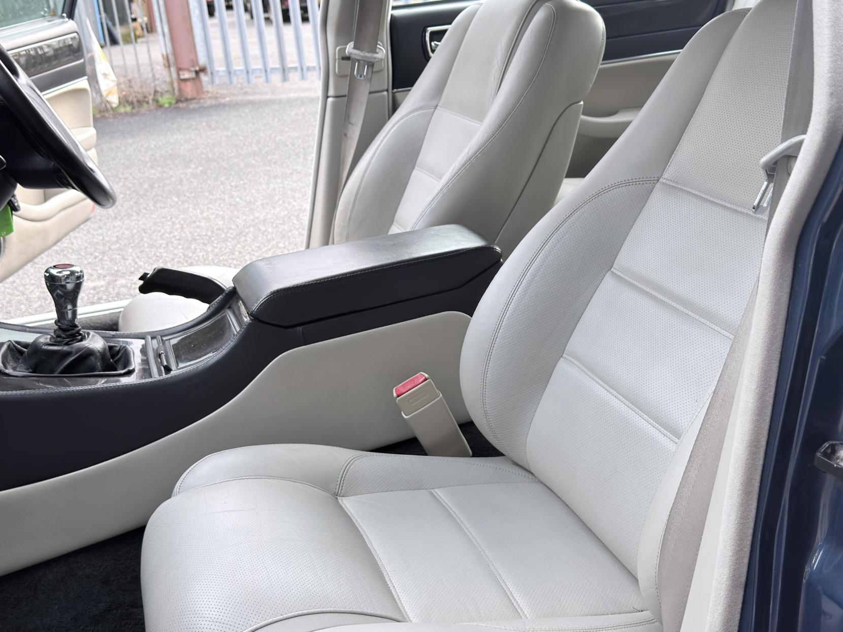 Jaguar XJR 4.0 Saloon 4dr Petrol Manual (322 bhp)