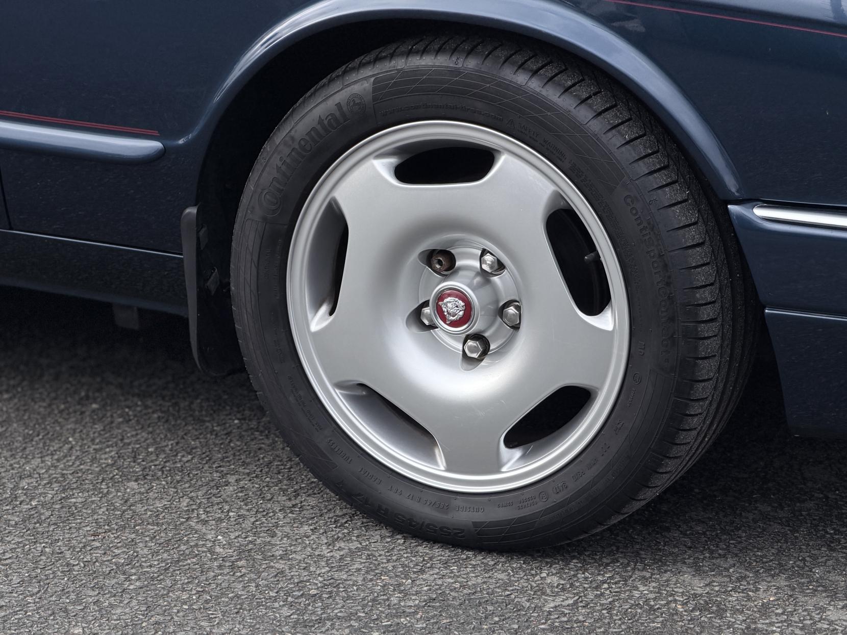 Jaguar XJR 4.0 Saloon 4dr Petrol Manual (322 bhp)