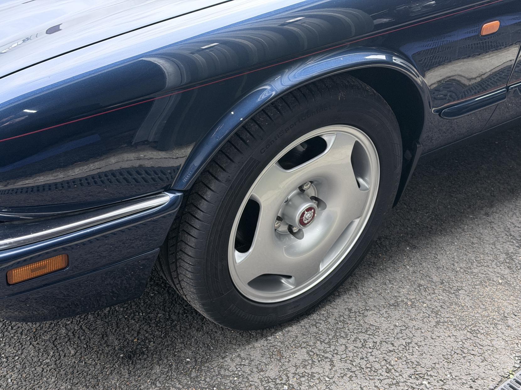 Jaguar XJR 4.0 Saloon 4dr Petrol Manual (322 bhp)