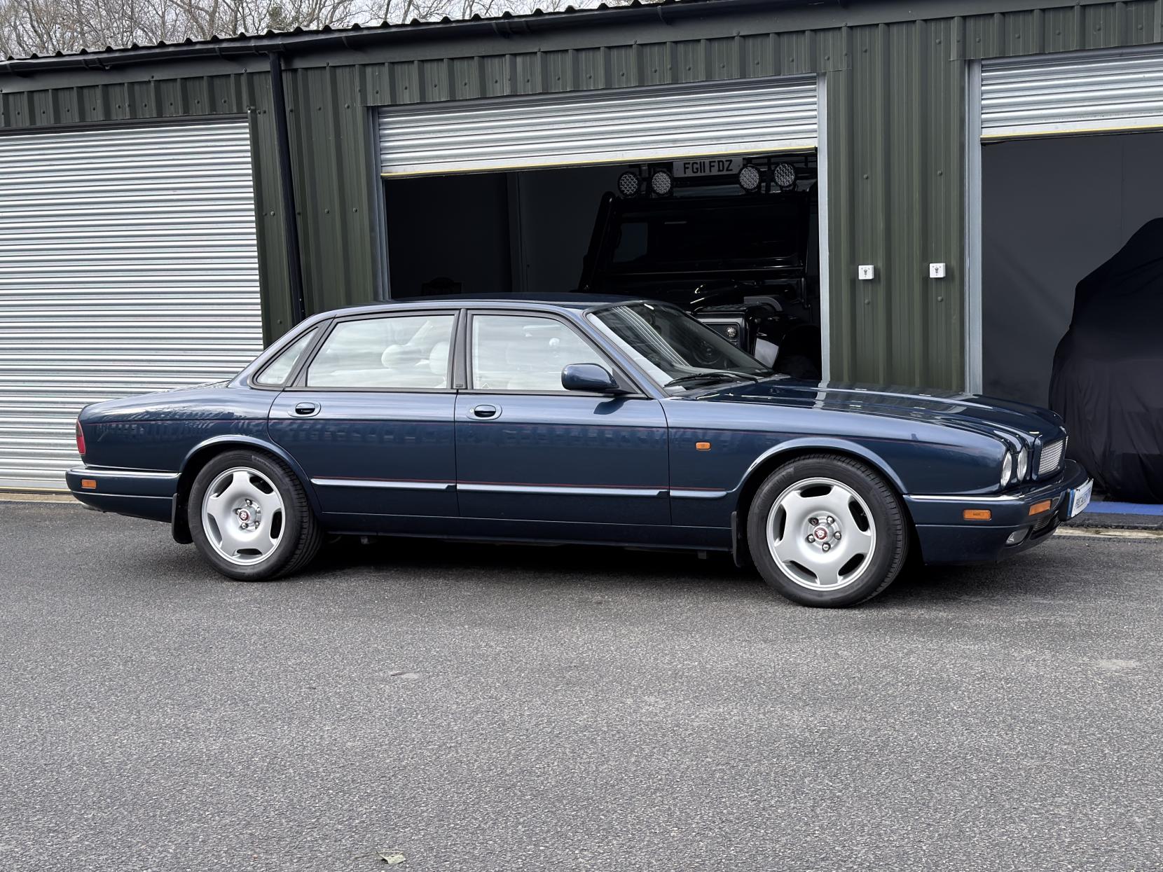 Jaguar XJR 4.0 Saloon 4dr Petrol Manual (322 bhp)