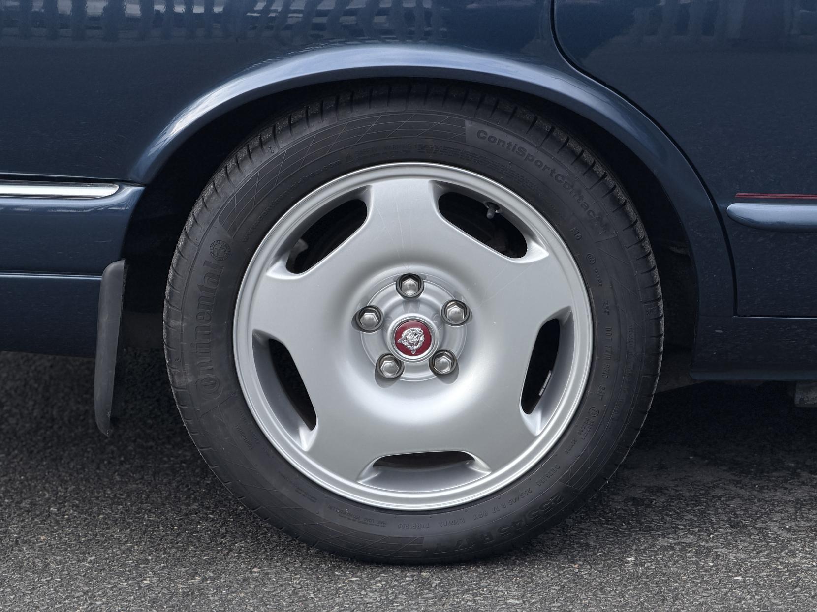 Jaguar XJR 4.0 Saloon 4dr Petrol Manual (322 bhp)