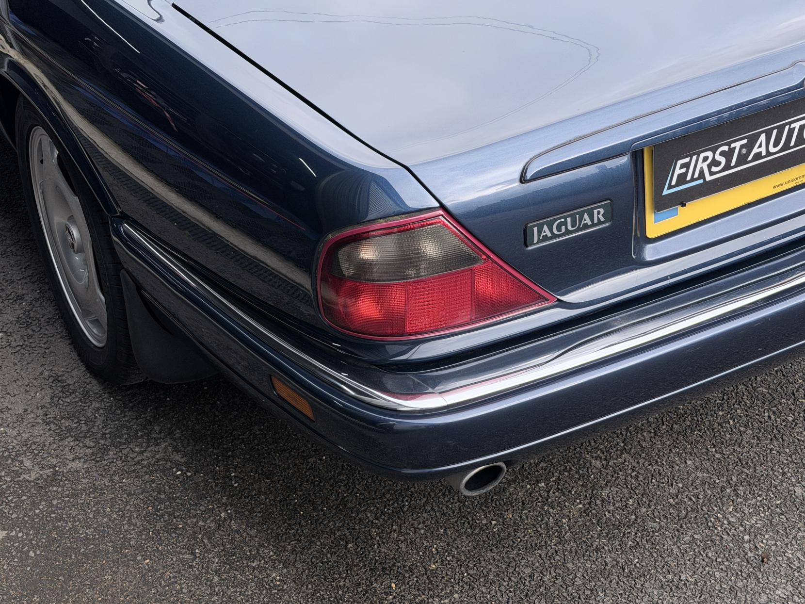 Jaguar XJR 4.0 Saloon 4dr Petrol Manual (322 bhp)