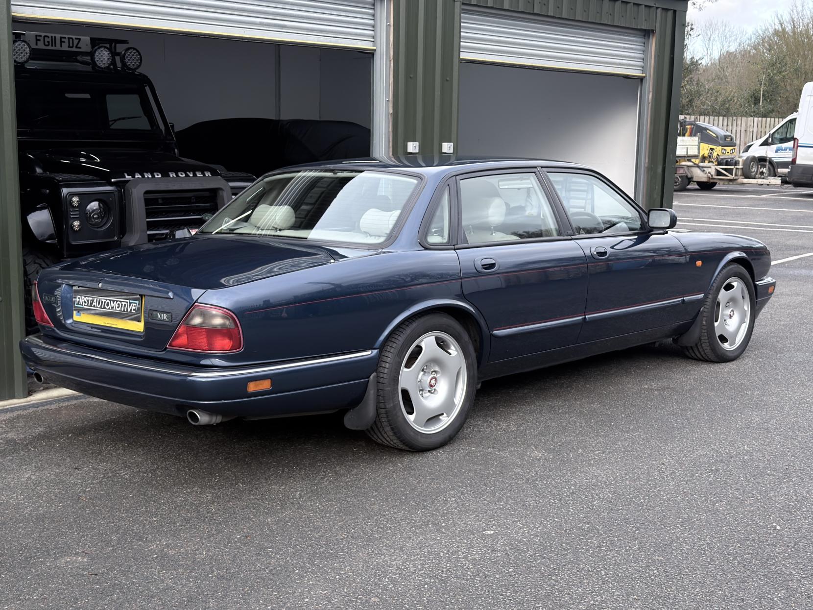 Jaguar XJR 4.0 Saloon 4dr Petrol Manual (322 bhp)
