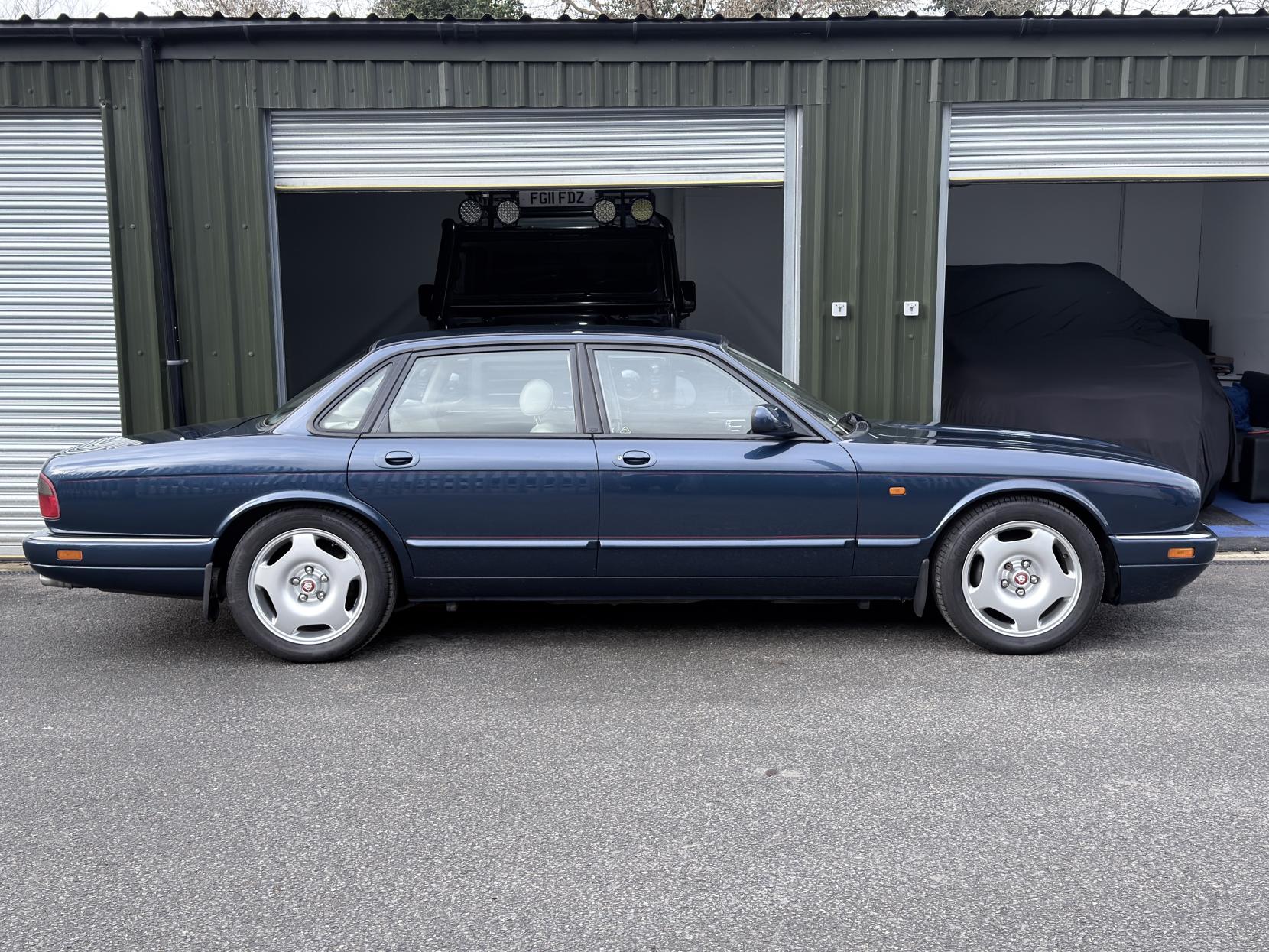 Jaguar XJR 4.0 Saloon 4dr Petrol Manual (322 bhp)