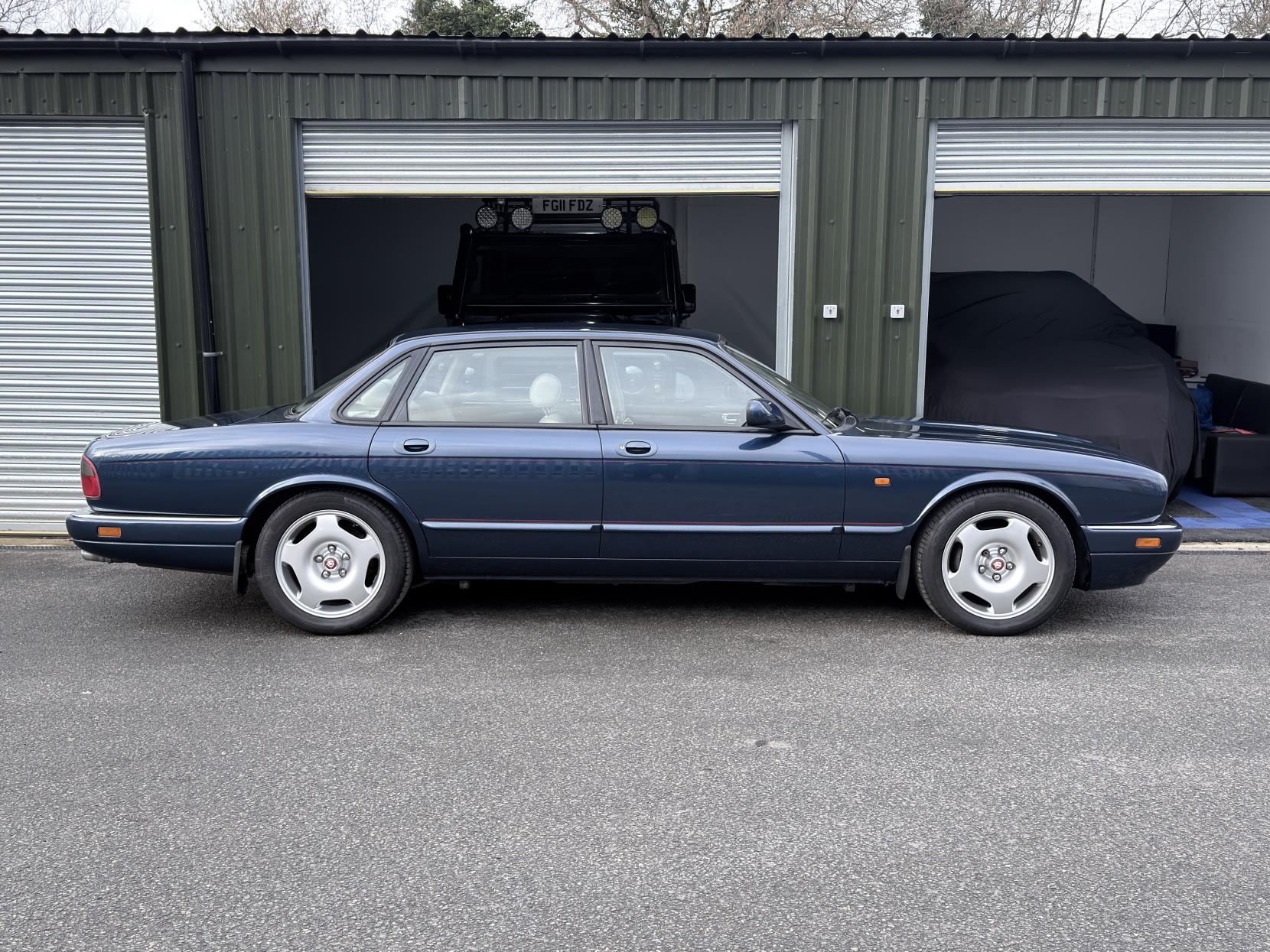 Jaguar XJR 4.0 Saloon 4dr Petrol Manual (322 bhp)