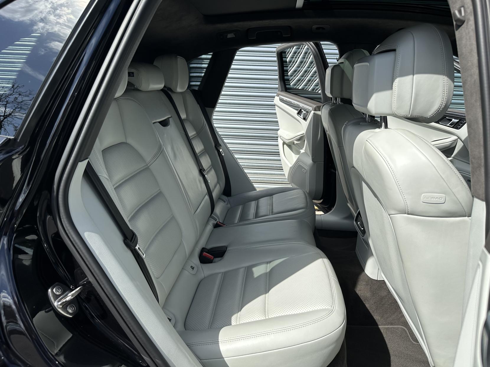 Porsche Macan 3.6T V6 Turbo SUV 5dr Petrol PDK 4WD Euro 6 (s/s) (400 ps)