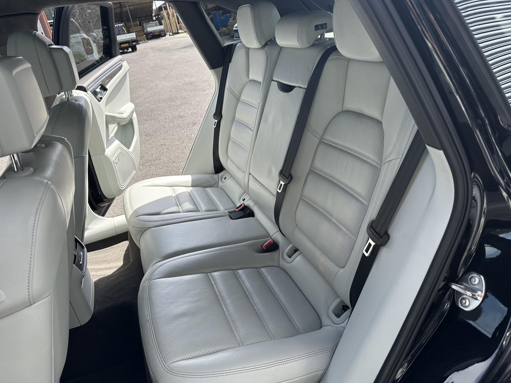Porsche Macan 3.6T V6 Turbo SUV 5dr Petrol PDK 4WD Euro 6 (s/s) (400 ps)