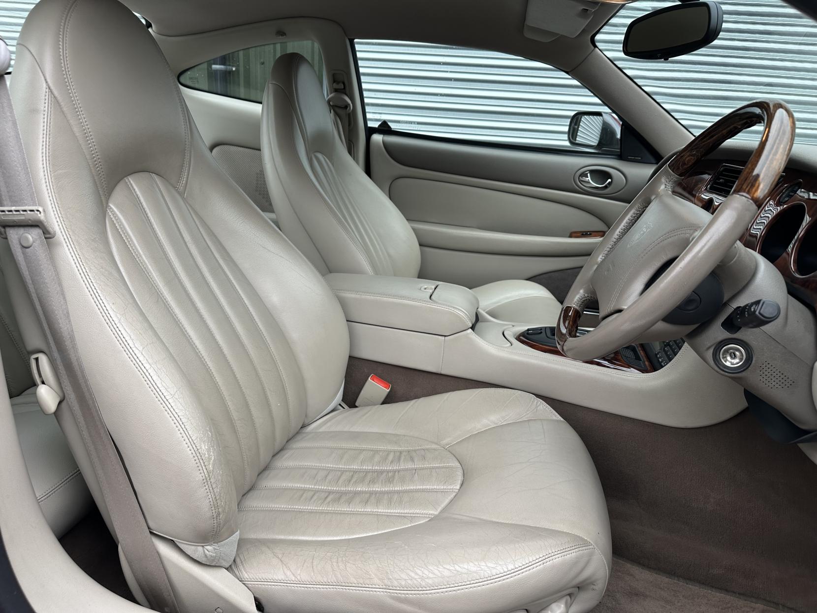Jaguar XK8 4.0 Coupe 2dr Petrol Automatic (281 g/km, 290 bhp)