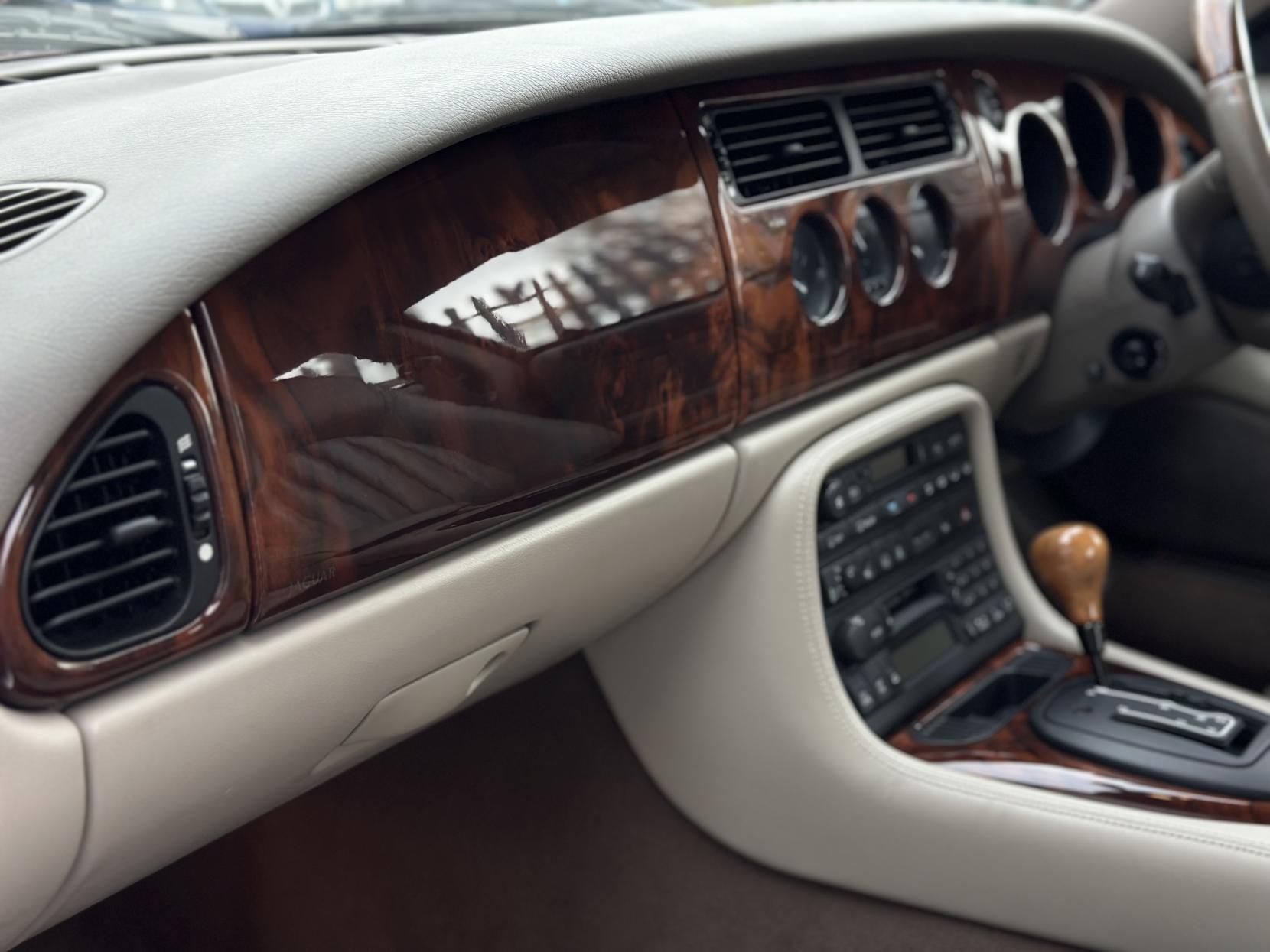 Jaguar XK8 4.0 Coupe 2dr Petrol Automatic (281 g/km, 290 bhp)