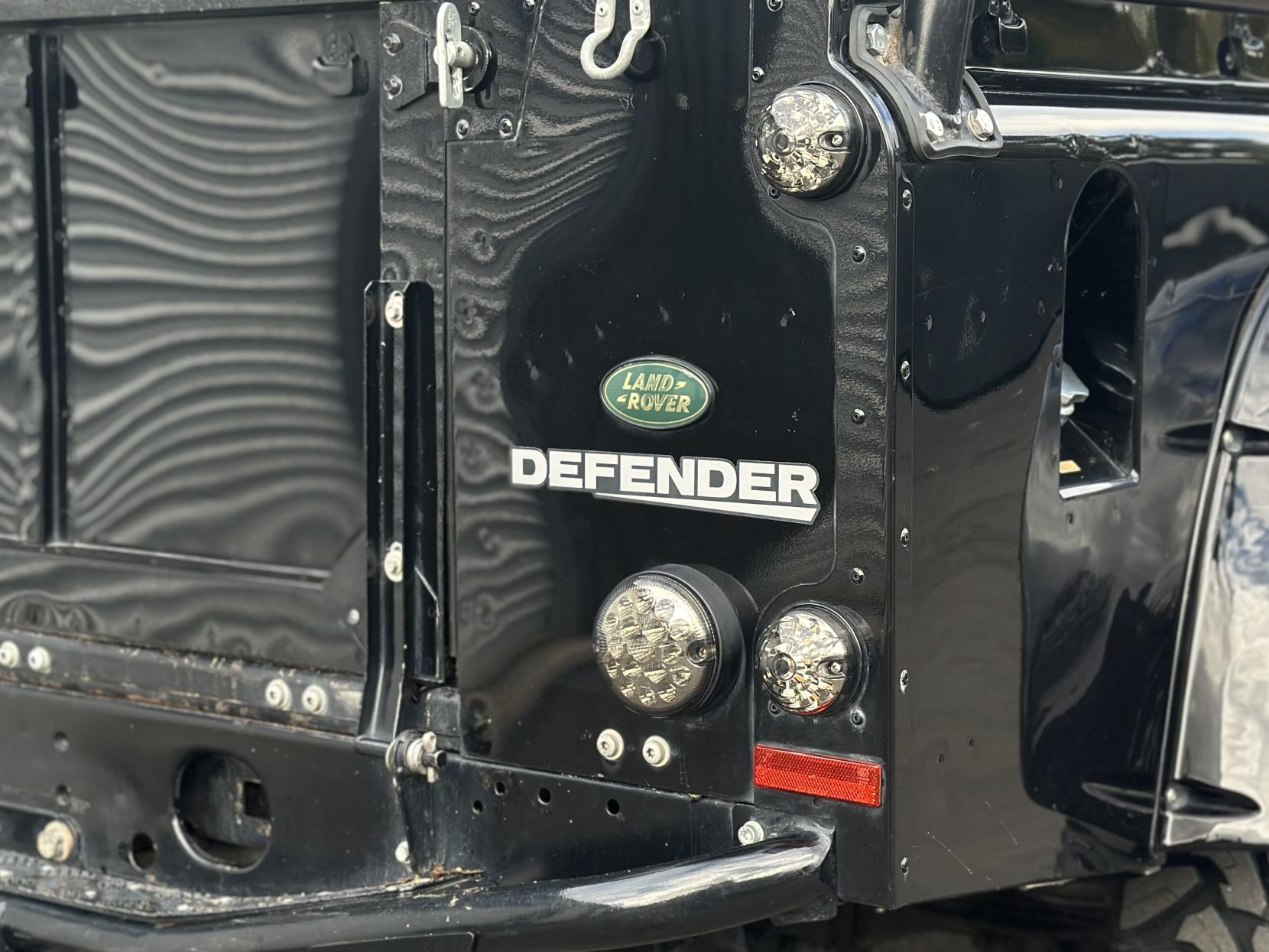 Land Rover Defender 110 2.4 TDCi XS Utility Wagon Double Cab 5dr Diesel Manual 4WD MWB Euro 4 (122 bhp)