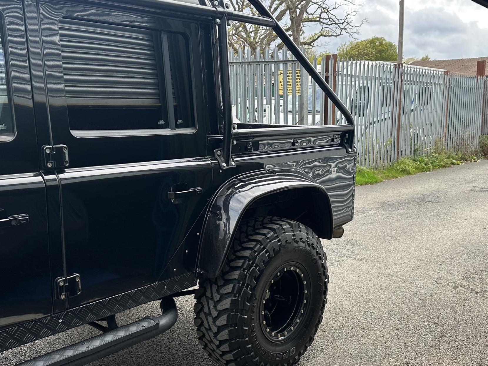 Land Rover Defender 110 2.4 TDCi XS Utility Wagon Double Cab 5dr Diesel Manual 4WD MWB Euro 4 (122 bhp)