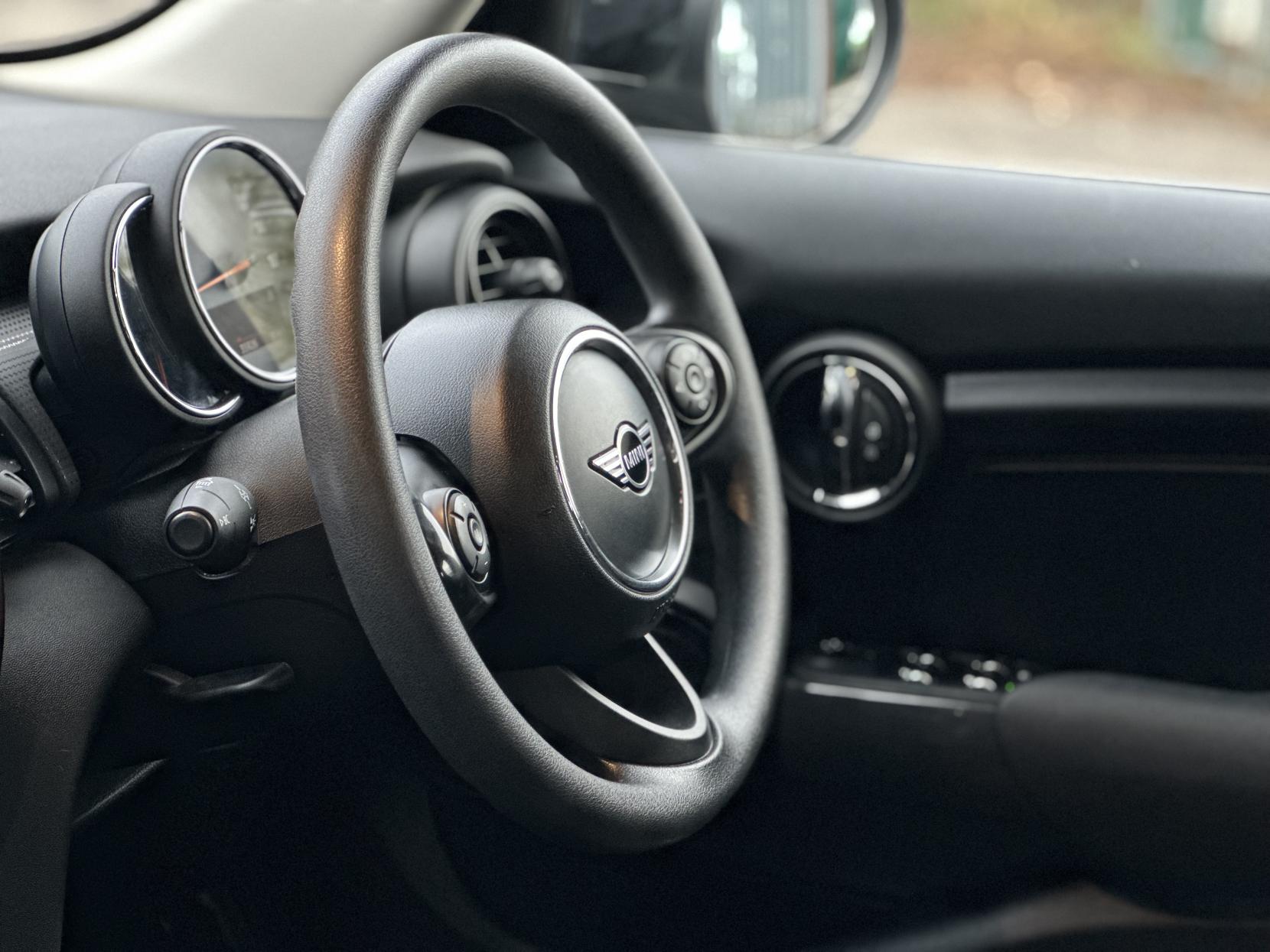 MINI Hatch 1.5 Cooper Classic Hatchback 5dr Petrol Manual Euro 6 (s/s) (136 ps)